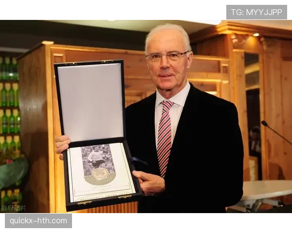 贝肯鲍尔足球哲学重塑现代比赛，战术与团队精神融合趋势明显