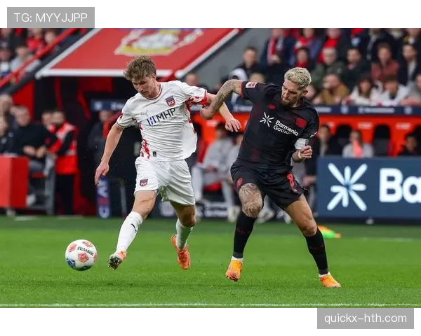 球迷热议焦点对决：球队表现与战术博弈引关注